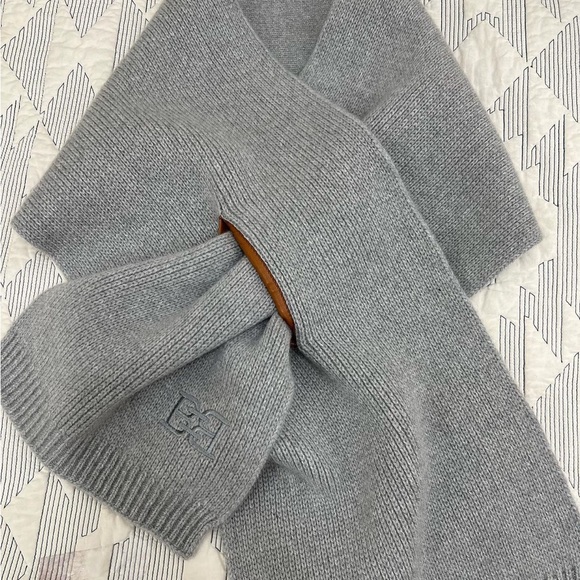 New- Bally Men’s Scarf - Picture 11 of 15